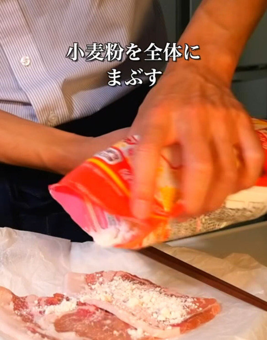肉に小麦粉をまぶしている様子