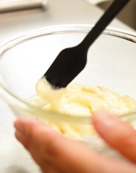 調味料を混ぜる様子