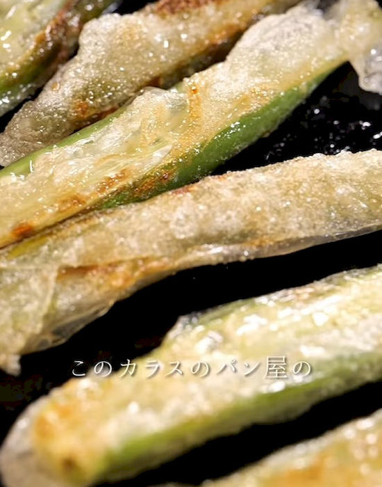 ライスペーパーで挟んで焼いたオクラ
