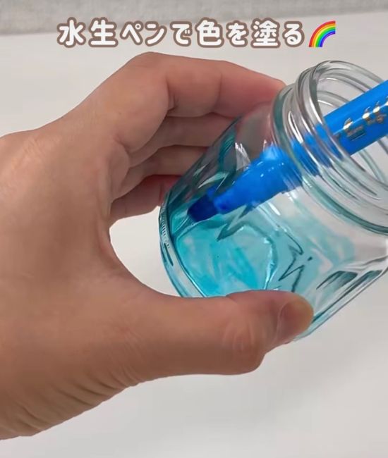 瓶に色を付ける様子