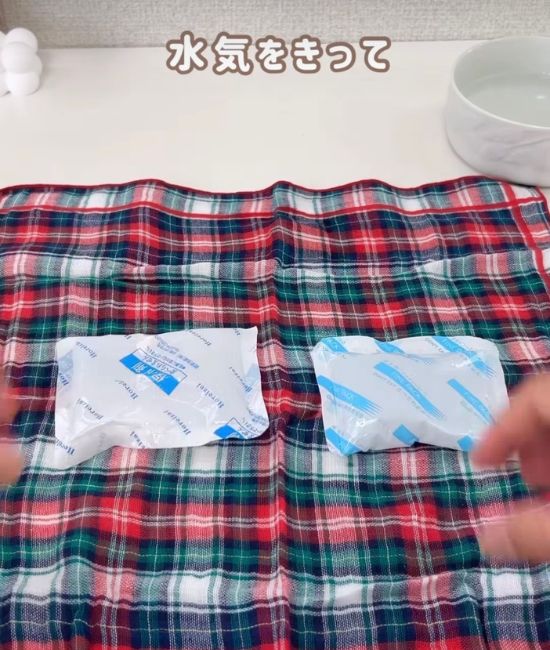 ハンカチの上の保冷剤