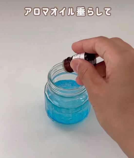 アロマオイルを垂らす様子