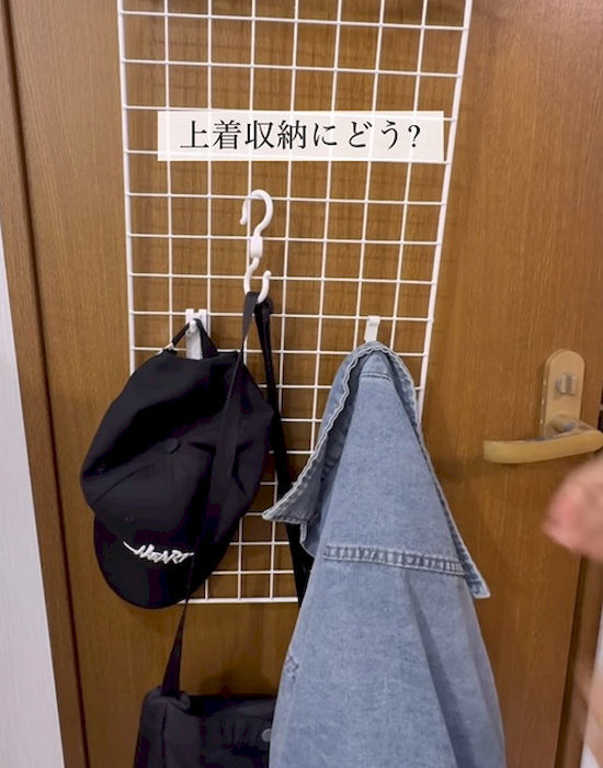 ワイヤーネットで作った収納に帽子や衣服を掛けている様子