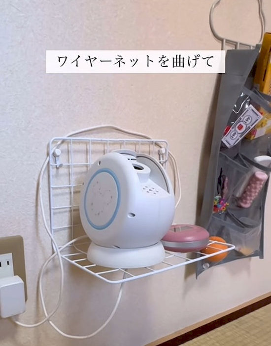 ワイヤーネットで作った収納に小物を置いている様子
