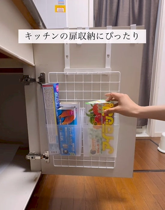 ワイヤーネットで作った収納にキッチンの小物を収納している様子