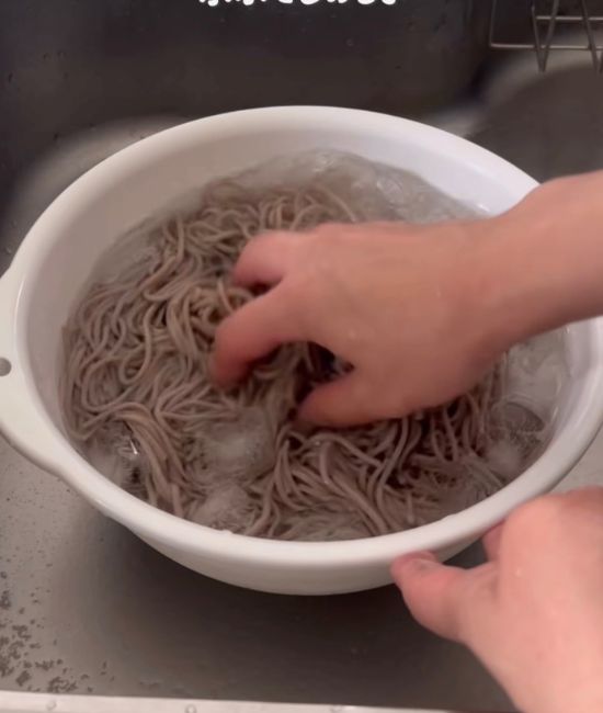 氷水でしめる様子