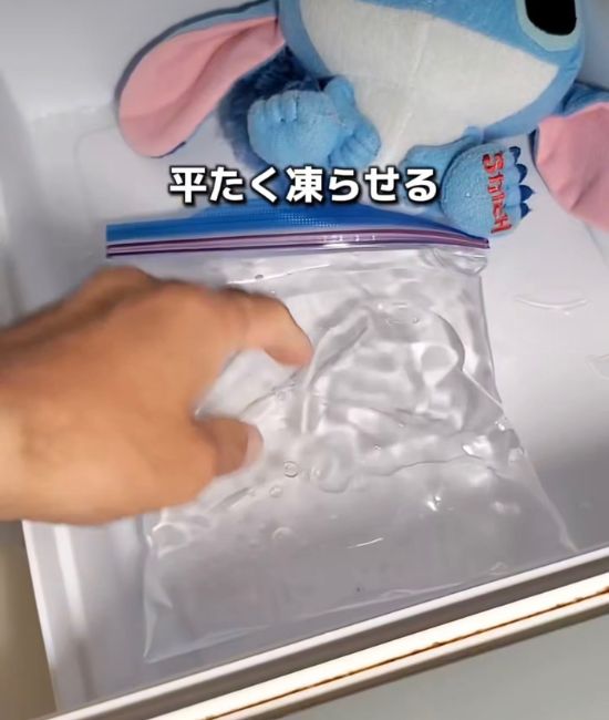 水を冷凍庫に入れる様子