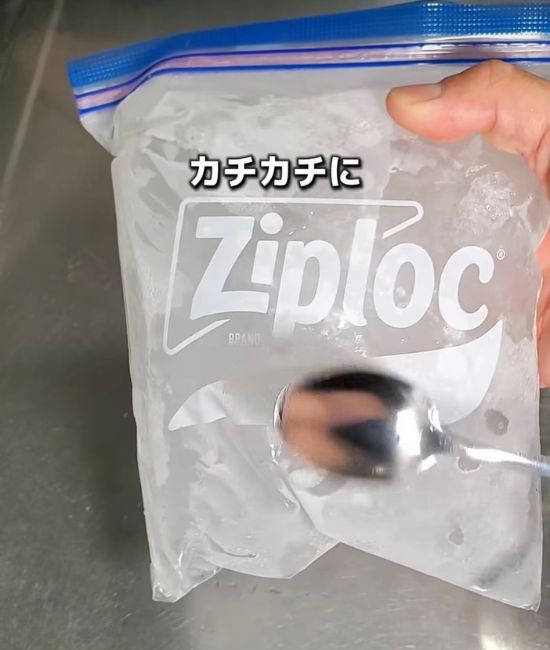 カチカチに凍った様子
