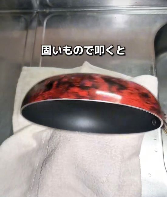 フライパンで叩き割る様子
