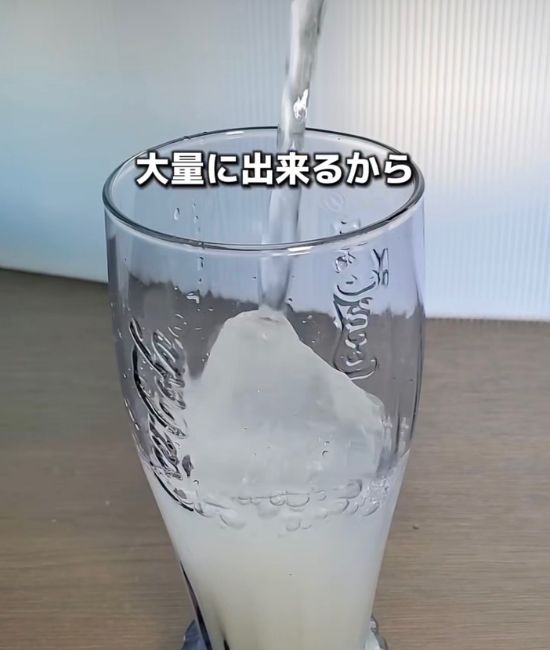 ロックアイスを入れたドリンク