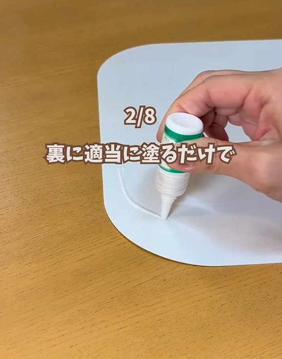 ランチョンマット裏にすべり止め液を塗る