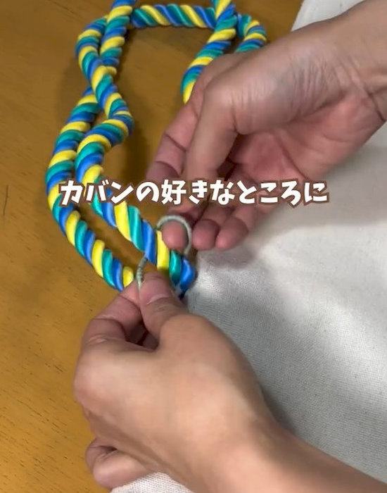 カバンにヘアゴムを取り付けている様子