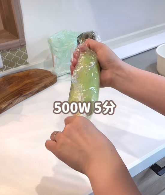 ラップに包まれたトウモロコシ