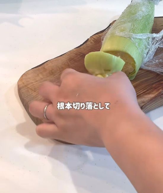 根元を切り落とす様子
