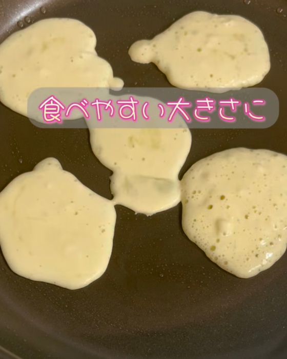 フライパンに絞り出した様々な形をしたホットケーキの生地の写真
