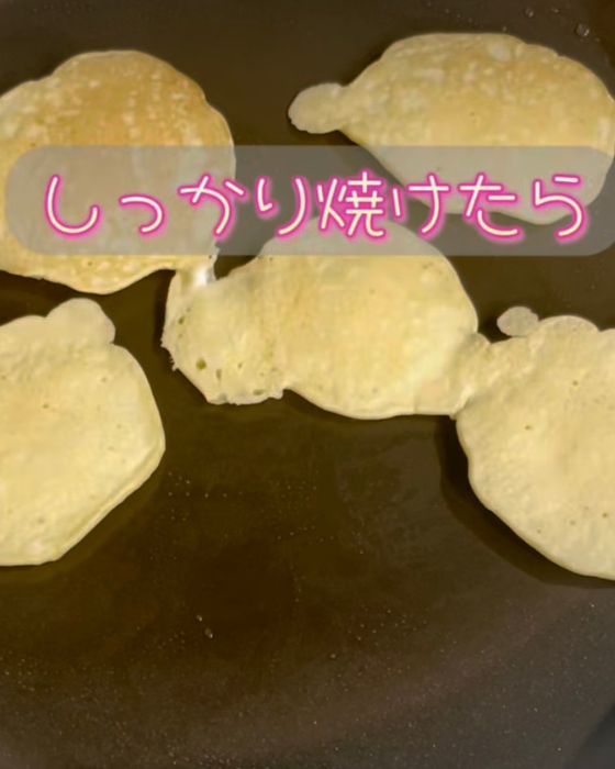 フライパンでホットケーキを焼く様子