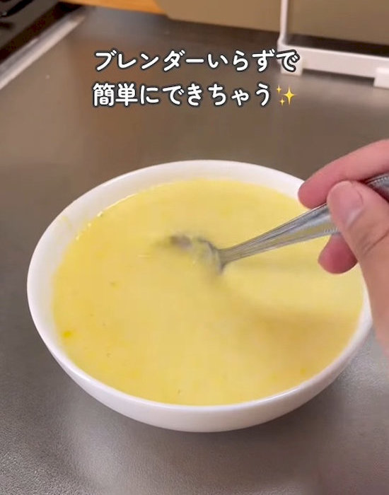 器に入れたコーンスープ