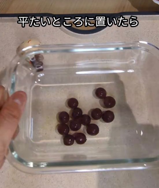 容器をのせる様子
