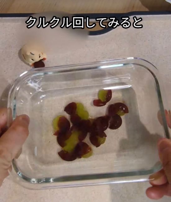 デラウェアの皮を剥く様子