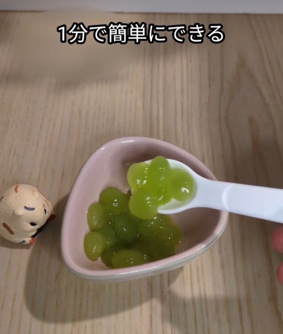 デラウェアをスプーンですくう様子