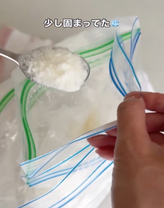 手作りアイスをスプーンですくう様子