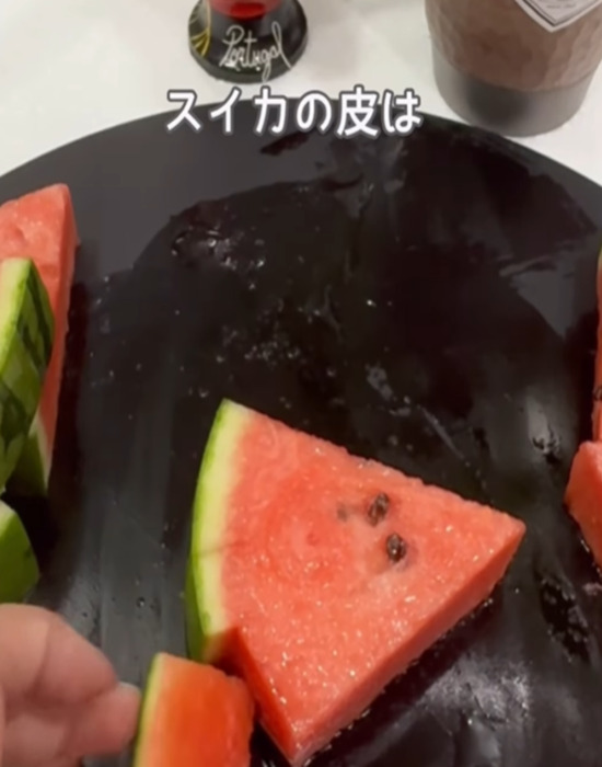 皮をカットしたスイカ