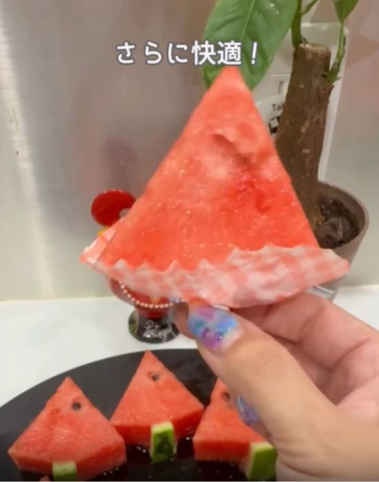 お弁当用カップに差し込んだスイカ