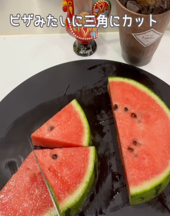 三角形にカットしたスイカ