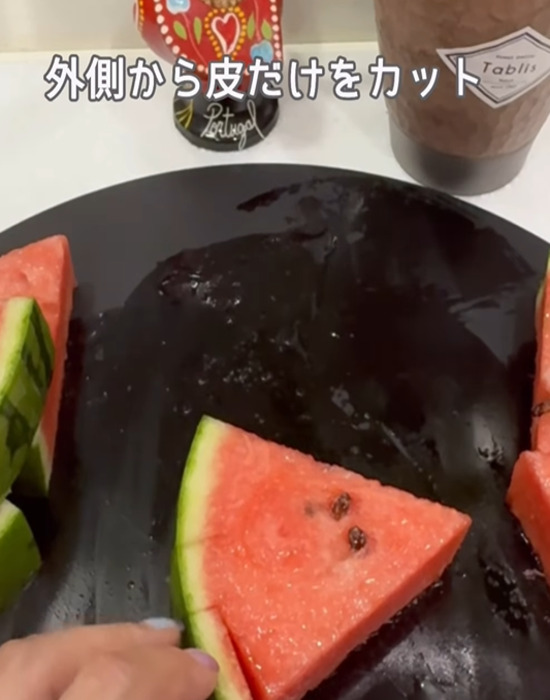 皮に切り込みを入れたスイカ