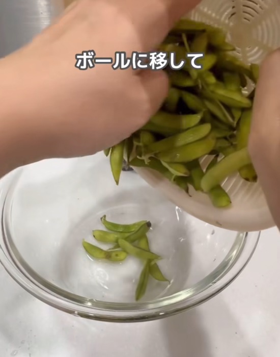 枝豆をボウルに移す様子