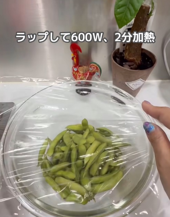 ボウルにラップをする様子
