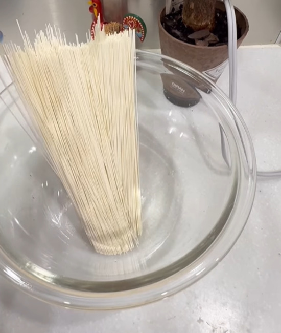 ボウルに入ったそうめん