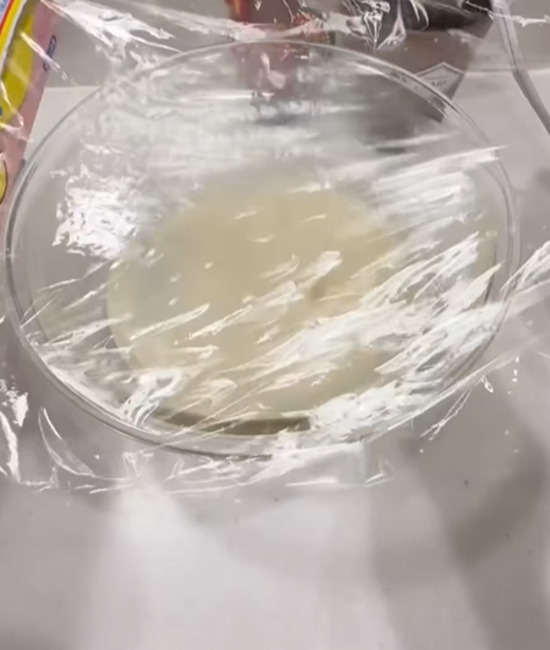 そうめんの入ったボウルにラップをかける様子