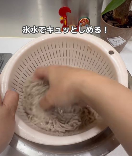 そばをしめる様子