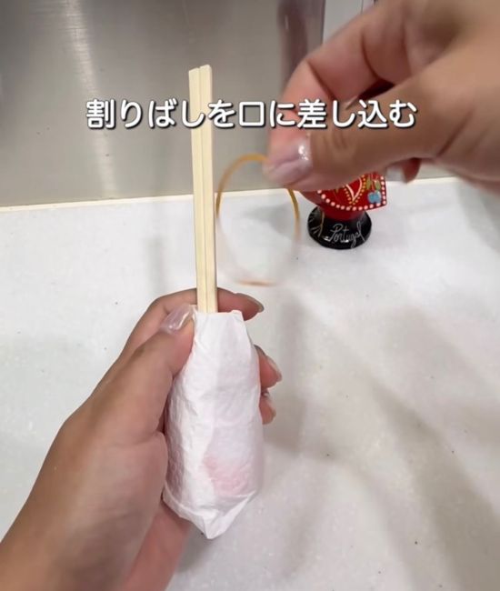 容器に割り箸を入れた様子