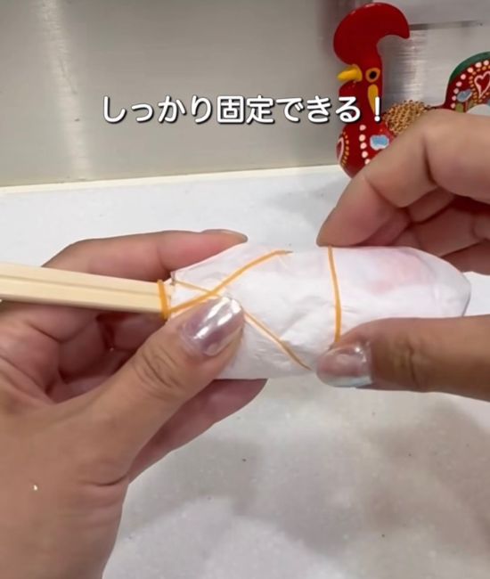 容器を固定させる様子