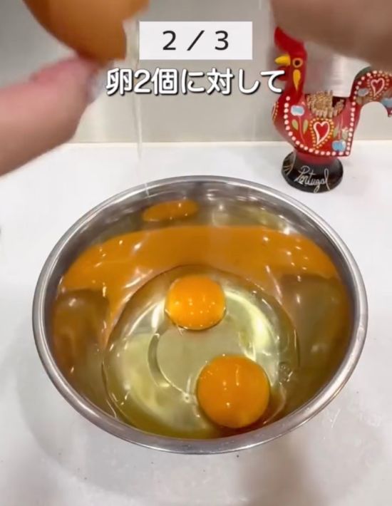 ボウルに卵を割り入れた様子