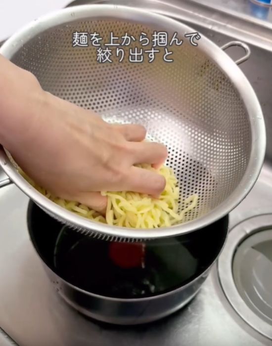 冷やし中華の麵を絞る様子