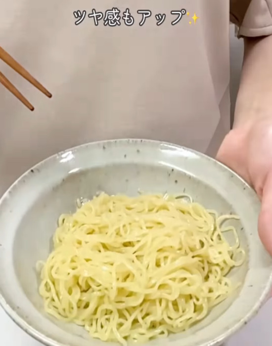 器に盛り付けた冷やし中華の麺