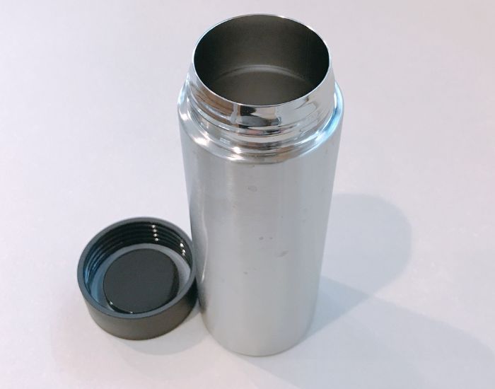 蓋が開けられた水筒