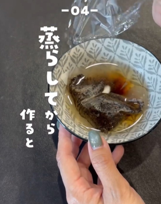 麦茶を蒸らす様子