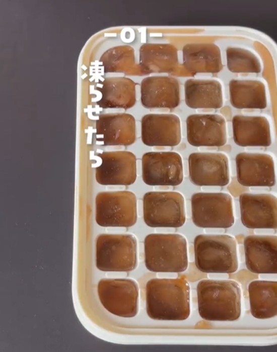 製氷皿で凍らせた麦茶