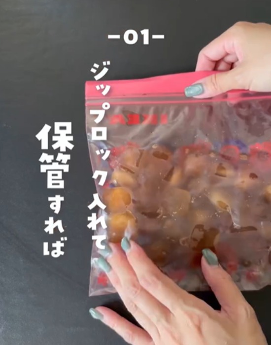 凍らせた麦茶をジッパー付き保存袋に保管する