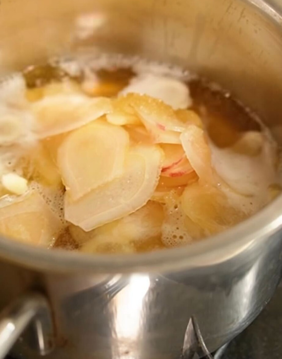 小鍋の材料を煮込む様子