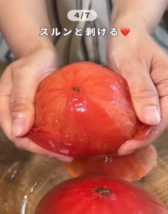 トマトの皮を剥く様子