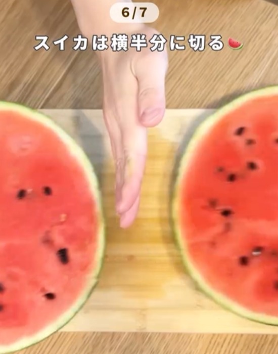 半分に切ったスイカ