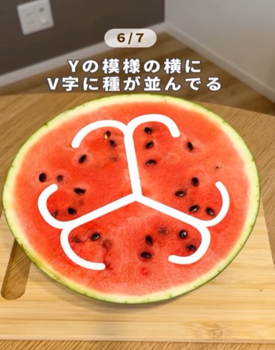 半分に切ったスイカ
