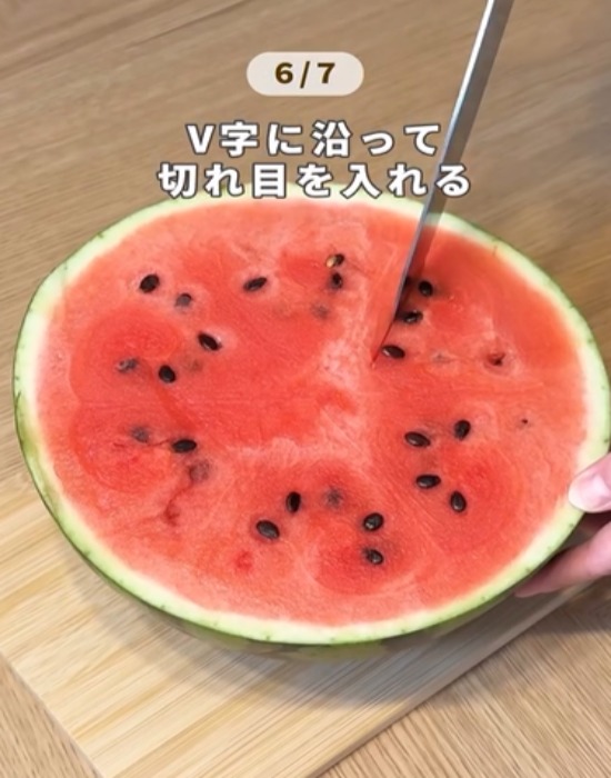 スイカに切り込みを入れる様子