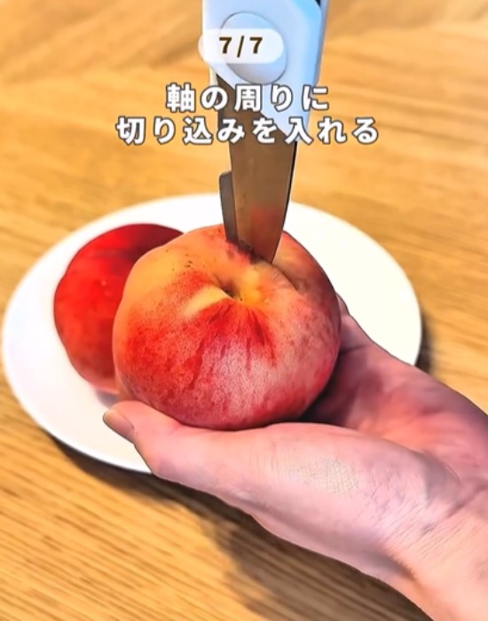 モモに切り込みを入れる様子