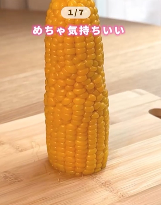 皮の取れたトウモロコシ
